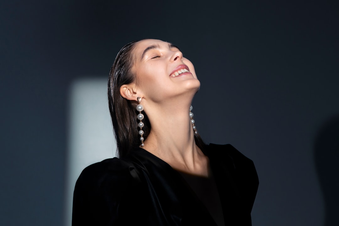 découvrez l'art du maquillage minimaliste : une approche élégante et naturelle pour sublimer votre beauté tout en légèreté. adoptez des techniques simples et des produits essentiels pour un look frais, sans surcharge.